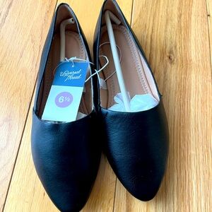 Women’s black flats